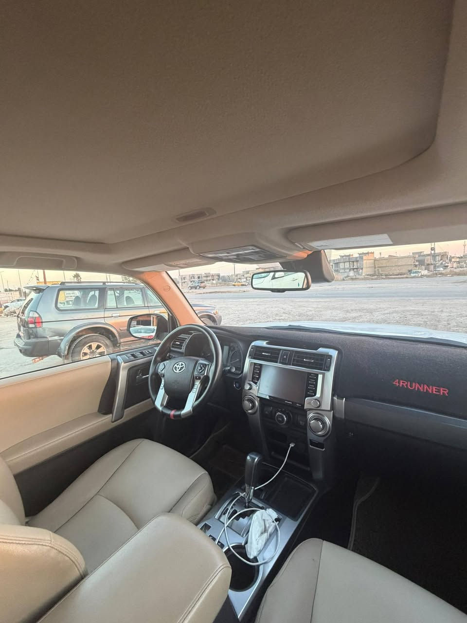 السلام عليكم
للبيع  تيوتا فورنر 2023
SR5 بريميوم 
تو ويل 
رادار تحديد مسار اوتو بريك
نقطه عمياء اشاير بالمري 
قطعتين تبريد 
5 راكب
حادثها تبديل جاملغ امامي مع تعديل البنيد بارد فقط بدون دواخل الدوسات والتخم ويل وتاير بلادي 
جاهزه من كلشي بدون اي نقص 
داخل جلد 
فتحه سقف
الرقم بغداد تحويل بأي وقت 
السعر ٣١٥ وبيه مجال 
 للاستفسار ***********
***********
