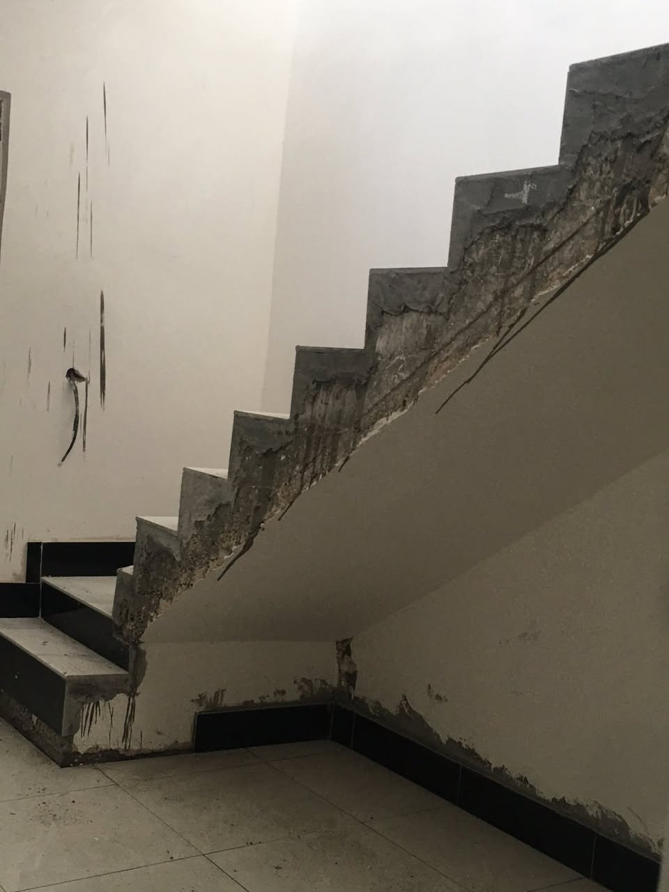 السلام عليكم هياكل جاري العمل بيهن تستلم مفتاح مساحه كل واحد 200 مكانهن السبل الثانيه مكان كلش حلو وقريب عل مدرسه متكون من غرفتين وصاله ومطبخ وصحيات داخليه وخارجيه واستقبال ومطبخ حار وبارد وسطح اشتايكر البناء بلوك ورباط وسقف كونكريت السعر جدا مناسب ***********
