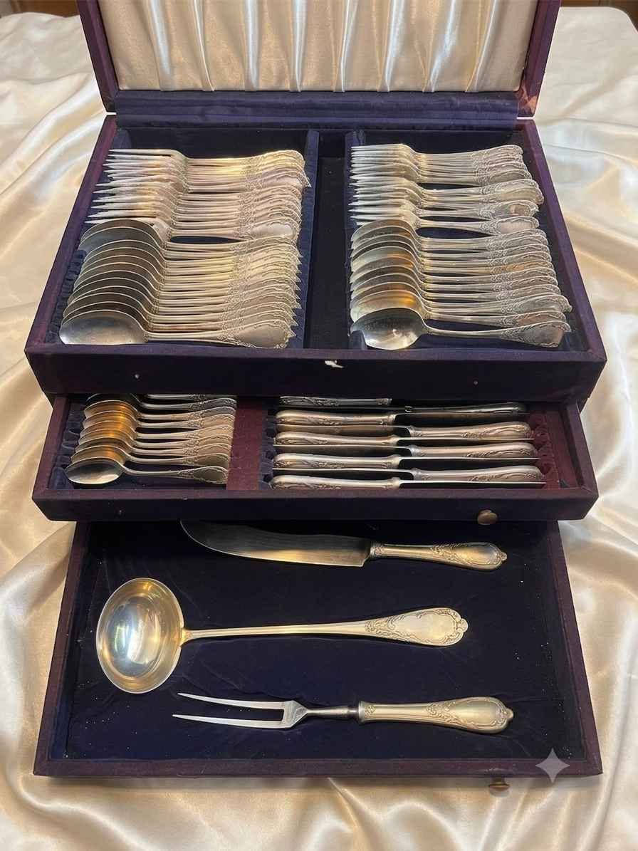 طقم معالق الباكا مارلى CFH المانى بالعلبه القطيفه 
مختوم على كل القطع 
MADE IN GERMANY 
100 قطعه جديده تماما بحالة الزيرو 
يخدم 12 فرد 
* 12 معلقه كبيره 
* ⁠12 شوكه كبيره 
* ⁠12 سكينه كبيره 
* ⁠12 معلقه وسط 
* ⁠12 شوكه وسط
* ⁠12 سكينه وسط
* ⁠12 معلقه شاي 
* ⁠12 شوكة جاتوه 
* ⁠4   قطعة توزيع الاسكندرية, مصر


**إذا كنت صاحب هذا الإعلان وتريد حذفه لأي سبب، رجاءا أرسل رسالة إلى الدعم الفني**