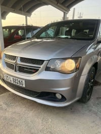 … 🙋🏻‍♂️ سيارة دوج كرڤان  ٧ راكب للبيع .🚙 موديل /٢٠١٩ جي تي  لون/سلڤر 🩶...