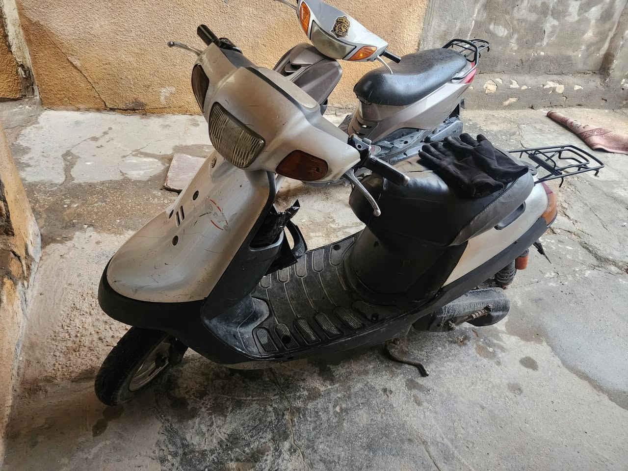 السلام عليكم دراجه بطه شغاله كلها كهربائيات سلف هندر عونها فقط تنضيف كابريتر ب٥ السعر ١٧٥ قفل تأخذها تكول رحمه الله والديك 

***********
