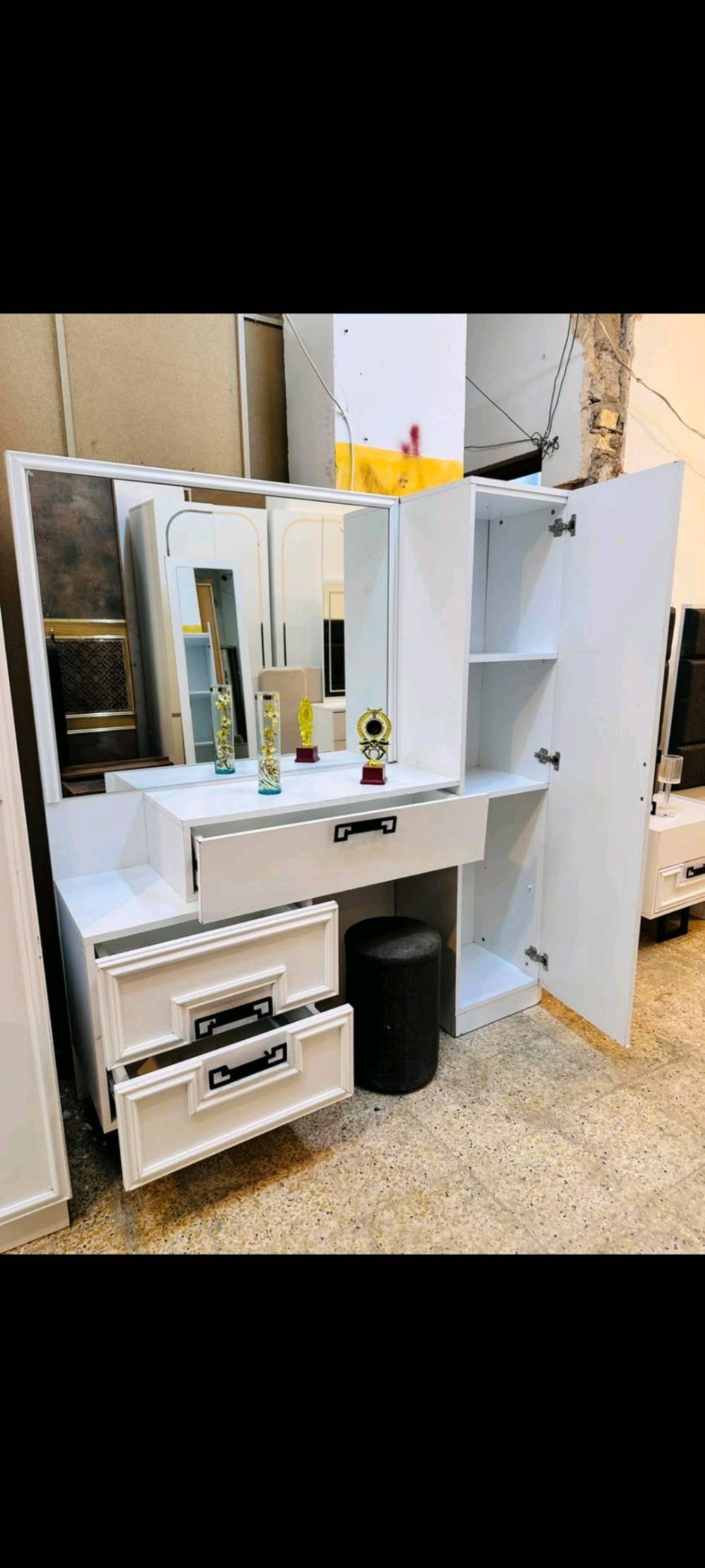 غرفة نوم تركي 🇹🇷 مستخدم 
نضافه 90‎%💯
تتكون من 9 قطع 
برغي وجوي حديد + شازلون مخزن
+ سكك سل ستيل يدات سل ستيل + اناره شغاله 
توصيل وشد داخل بغداد مجاناً 
محافظات كروه رمزيه