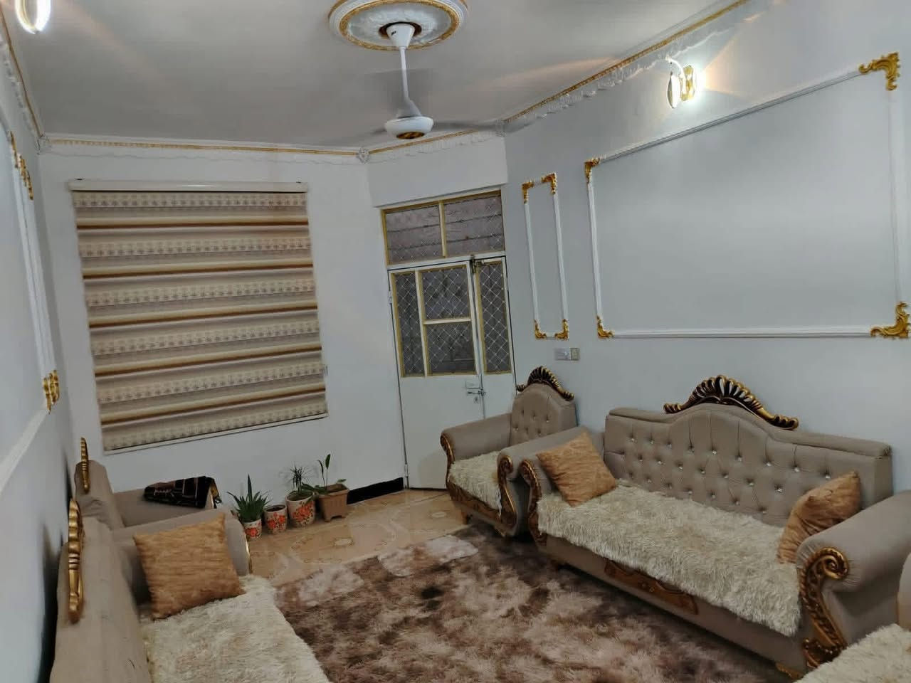 عقار للبيع 
مساحة ١٠٠ متر 
طابو صرف 
حي العسكري قرب جامع المعراج 
مربع الذهبي 
طابقين 
الارضي كراج صحيات خارجي استقبال مطبخ نوم حمامات 
طابق الثاني 
غرفتين نوم مجمع صحيات بلكونة 
واجهة فلين 
للاستفسار 
***********
