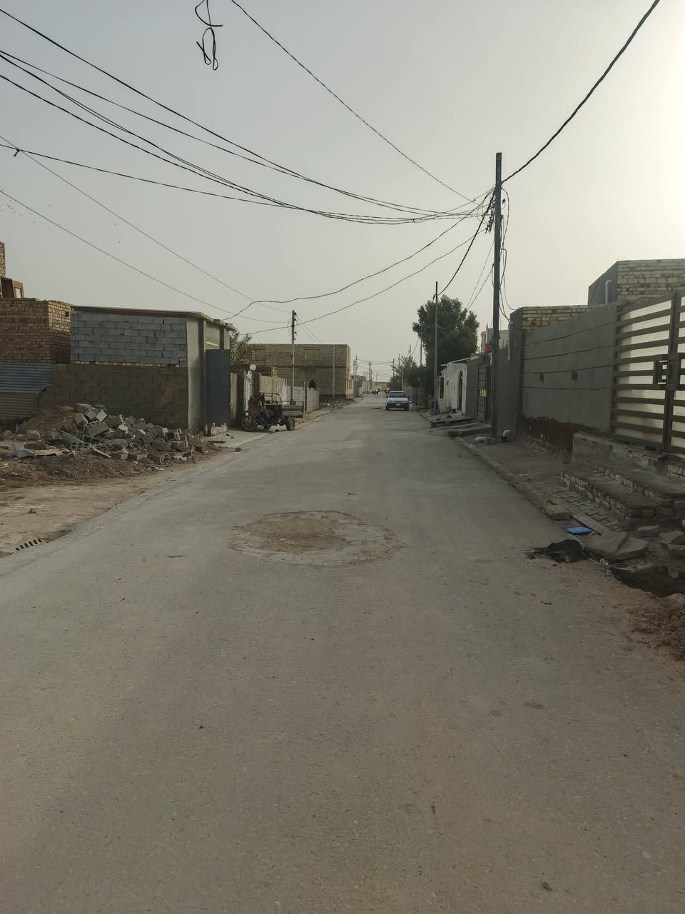 سلام عليكم بيت بحي المين شارع فيتر الامير يبعد عن شارع دقيقتين مشي بيت مساحته 140متر واجهيه ثمانيه ونصف نزال صطعش نص بي برانيه غرفته نوم مطبخ صاله درج بي صحيات دخليه خرجيه حديقه بل وره *********** كلفت خدمات تبليط مجاري ماي سأله
