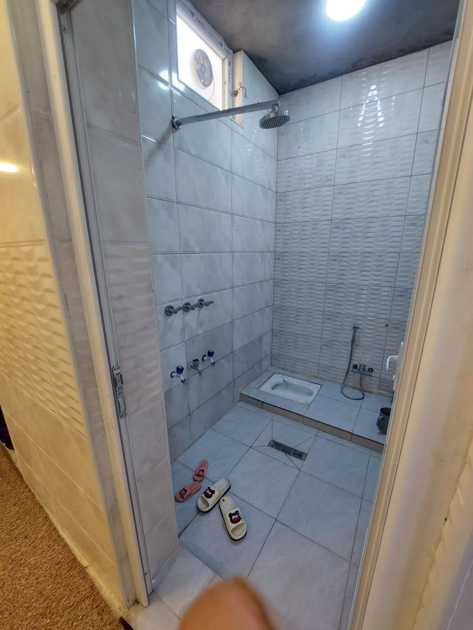 بيت للبيع حي حكيم شارع الوائليه وره مدرسه جديده مساحه 200متر بناء طابوك كله يتكون من غرفتين نوم وصاله ومطبخ واستقبال مرقم من بلديه الاتصال على الرقم ***********
