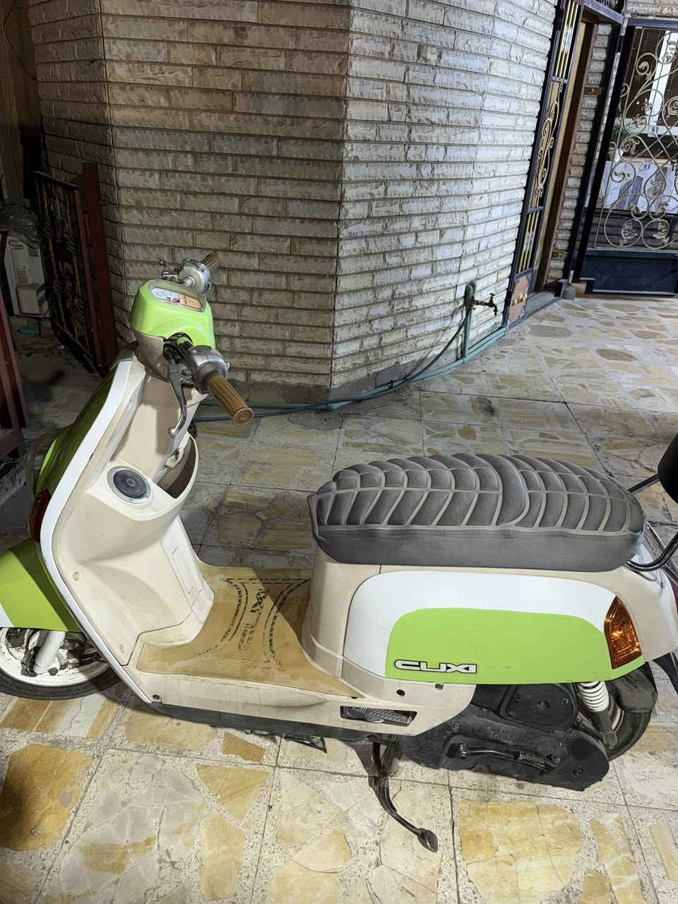 السلام عليكم بوليس لون تفاحي داخل كريمي (مميز) رمبه كفاله مكينه وكفرات مختمها ختم واحد  بيها شخط من الجانب موضح بالصورة الدراجة خير من الله أورقها كامله سعرها ١٥٠٠ وبيها مجال مكاني بغداد الطالبيه وهذا رقمي ***********
