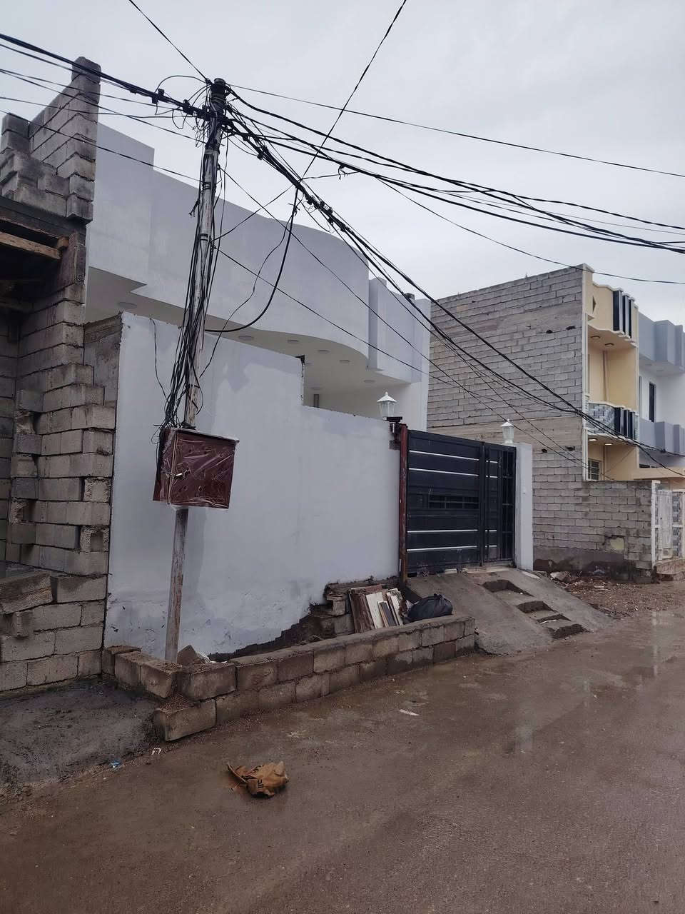 البيع بيت مساحته ١٥٠ متر يتكون من قرفتين وصاله وحمام ومناور عدد ٢ واستقبال وصحيات خارجيه وفوك بيتونه طابو زراعي قرار ٢٥ اتصل *********** تحرير زراعي جز ول سنتر الحولي
