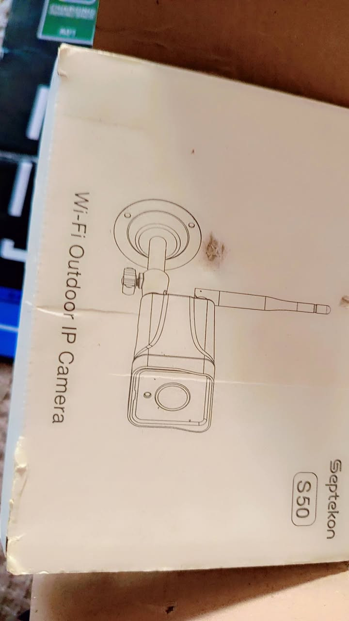 كاميرا WiFi 
كاميرا امزون بهذا الشكل طلعت الي تربط على الموبايل عن طريق النت كلش واضحة بدقة 5G  وتكدر تتحدث مع التشوفه شرط الشغل مفحوصة وجاهزة ملحقاتها كتلوك واريل وقاعدة تثبيت وشاحنة وواير طولة تقريبا من 3- 4 متر
السعر 20 الف وبيها مجال للاستفسار الاتصال على الرقم التالي *********** أو مراسلة الواتساب
