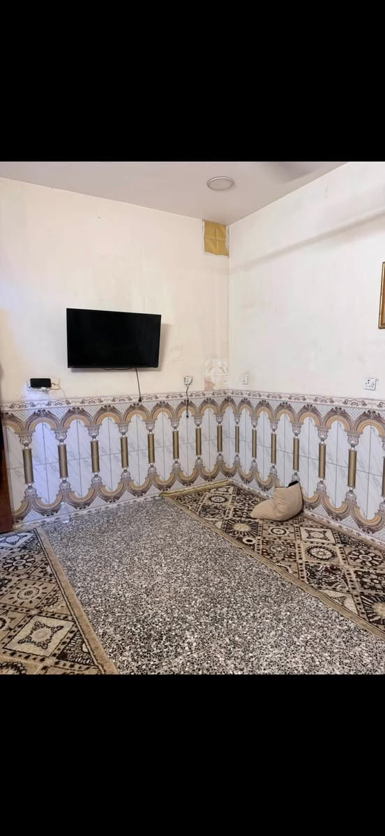 السلام عليكم بيت للبيع مساحة 75 متر  طابق ونص كامل من كلشي. كهرباء خطين مجاري شارع مقرنص لحد الباب يحتوي على غرفتين وحمام واستقبال ومطبخ   البيت   عنوانة الدوانم  صاير بين شارع ابو الاحرار. وشارع المدرسة ع شارع الرئيسي كلش قريب ع 5 كيلو  للاستفسار راسل ع رقم ***********
