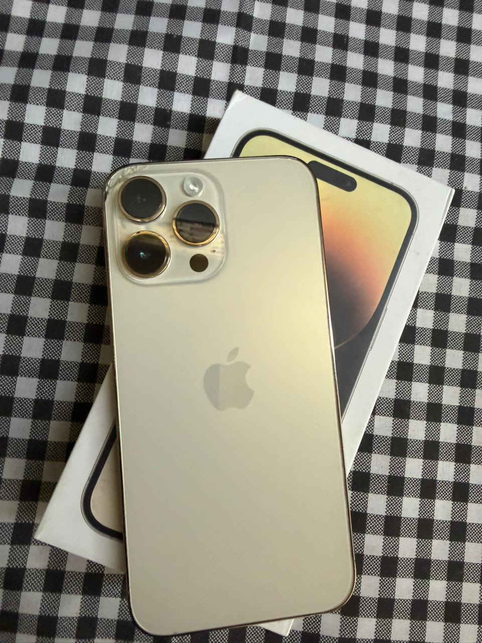 السلام عليكم 
ايفون 14 برو ماكس شرق اوسط 
ذاكره 256
لون ذهبي جهاز جديد جدا 
البطاريه 100‎%‎ 
مبدل بطاريه والضهر بي فطر مثل موضح بلصور 
جهاز تجي تاخذه مني من البيت 
مع ملحقاته يعني باكيت الاصلي 
للبيع فقط 
السعر 700 وبي مجال للعلم مستعجل ع البيع 
العنوان مناوي لجم 
***********
