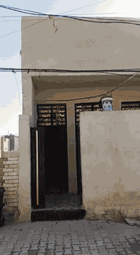 بيت المساحه 75 طابق ونص بناء حديث يحتوي صحيات واستقبال ومطبخ وحمام وغرفه نوم ومنور الطابق الثاني غرفه نوم وبيتونه عوزه الطابق الاول بس كاشي والفوق مزفت بدون شتايغر البيت رافت بناءه 2024 بيع مستعجل ***********الاستفسار على الرقم العنوان الشعله الدوانم شارع ابو دراج والشارع الثاني شارع ابو موسى
