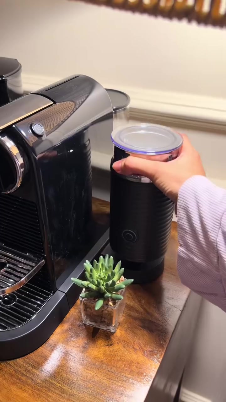 يم اعلى سعر ابيع 🧋☕️🔥

ماكينة قهوة نسبريسو سيتيز آند ميلك (Nespresso CitiZ&Milk) من دي لونجي.

تأتي الماكينة مع صانعة رغوة الحليب Aeroccino المدمجة لتحضير الكابتشينو واللاتيه.

تتميز بضغط 19 بار لاستخلاص قهوة إسبريسو غنية.

العلبة تشير إلى إمكانية تحضير أنواع مختلفة من القهوة باستخدام الكبسولات


**إذا كنت صاحب هذا الإعلان وتريد حذفه لأي سبب، رجاءا أرسل رسالة إلى الدعم الفني**