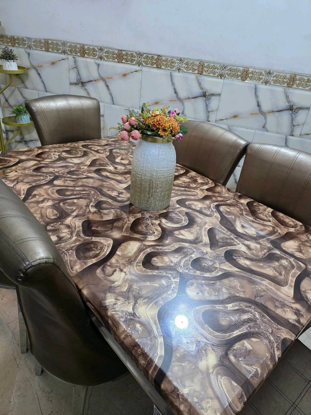 السلام عليكم 
ميز طعام مرمر للبيع نظيف وياه 5 كراسي والسادس مكسور مثل ما موضح بالصور سعره 150الف وبيه مجال
مكاني بغداد الحريه الدولعي
للتواصل واتساب ***********