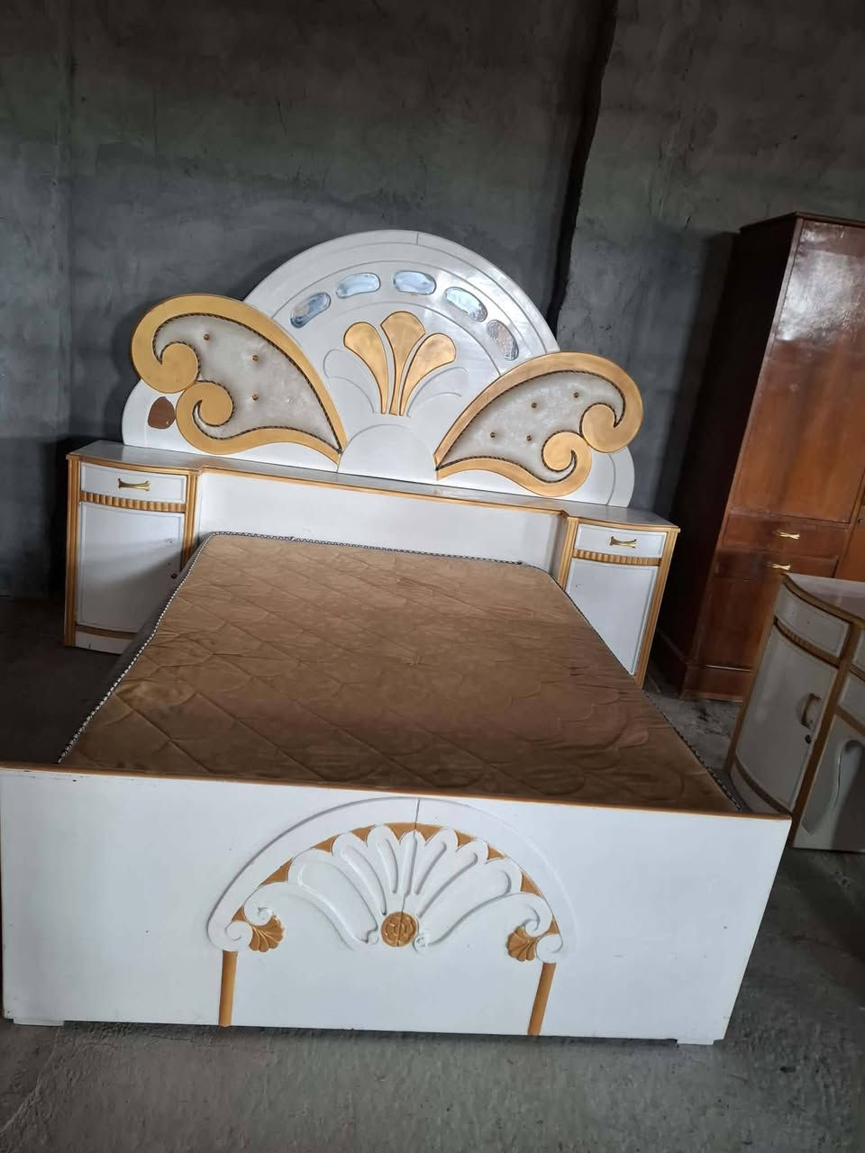 السلام عليكم  ميز وجرباية للبيع للاستفسار الاتصال على الرقم ***********
