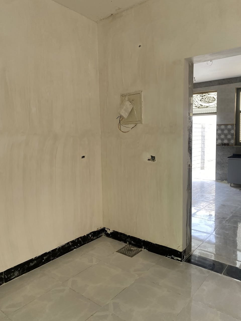 بيت_للبيع
مساحه الارض 711م
مساحه البناء 250م 
بناء_طابوق_حديث
#جنس_الارض_زراعي_يبعد_عن_نهر_الفرات_50متر_وعن_السده100متر
يتكون من (استقبال،صاله،مطبخ،غرفتين،بيتونه ع طول الصاله،مجموعه صحيات داخليه وخارجيه)  
خدمات كامله
#العنوان_حصيبه_الشرقيه__البدمنه
قرب جامع النور
مجاور بيت #الاستاذ_عماد_حميد_عبدالله_مدير_بلديات_الانبار
السعر80وبي مجال قليل 
للاستفسار ***********
