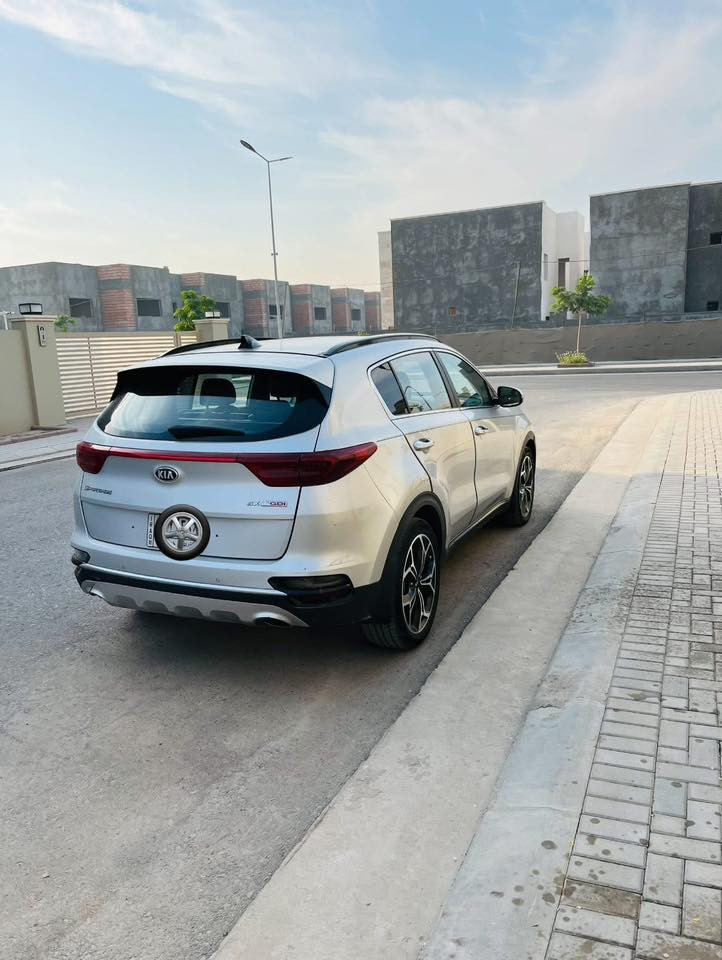 كيا سبورتج و فئة SX موديل 2021
‎اعلى فئة بالسبورتج فول مواصفات 1/1 
حادثها بدون دواخل وبدون ايرباك موضح بالصور
- حجم المكينة   2000 TURBO

-ماشيه 70 افف ميل

‎-فتحة سقف بانوراما 

‎-بصمة + بصمة ابواب 

‎-تحكم ستيرن 

‎-شفتات

‎‏-‎داخل جلد 

‎-كشنات تدفئة وتبريد 

‎-تحكم كشنات كهرباء

‎-جنطة خلفية كهرباء 

‎-ستيرن رياضي D + تدفئه بالستيرن

‎-لايتات امامي زينون + بروجكتر زينون 

‎-بك لايت LED

‎-حساسات امامية وخلفية 

‎-رادارات جانبية وخلفية 

‎-نظام قيادة ذاتيه وانحراف عن المسار 

‎-كاميرا خلفية 

‎-سستم صوت Harman Kardon

‎-شاشة Apple car play

‎-شحن Wireless 

‎-اوتو هولد Auto hold

‎-اريل نفكيتر 

‎-نظام نزول منحدرات 

‎-نظام مانع انزلاق 

‎-مثبت سرعة Cruise

‎-ثلاث انظمة قيادة ECO-NORMAL-SPORT

‎-اشاير بالمري الجانبية + مري كهرباء 

‎-مراية وسطية اوتو دم 

ملاحظة ( السيارة بيها ملاحظات يرادلها شوي ترتيبات و التبريد يحتاج تبديل كومبيسر )

للاستفسار عن السعر الاتصال ع الرقم او واتس 
***********

مكان السيارة بغداد
