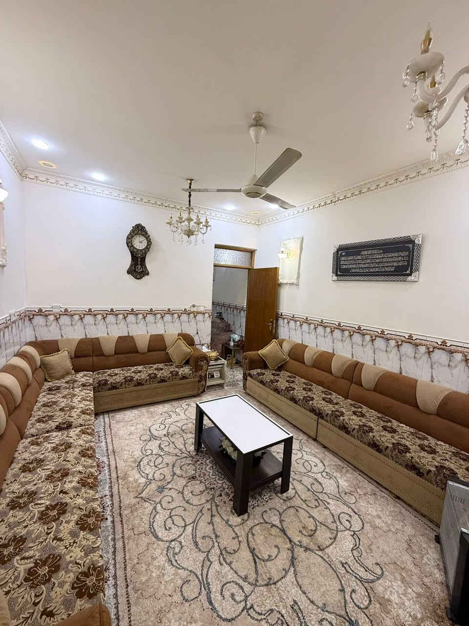 بيت للبيع حي السراي
بناء 2018 شارع المركز القديم فرع مكتبة ابو  عقيل 2
يحتوي ع 3غرف نوم وحده جوه وثنين فوك سعره 145 وبي مجال 
للاستفسار  ***********
