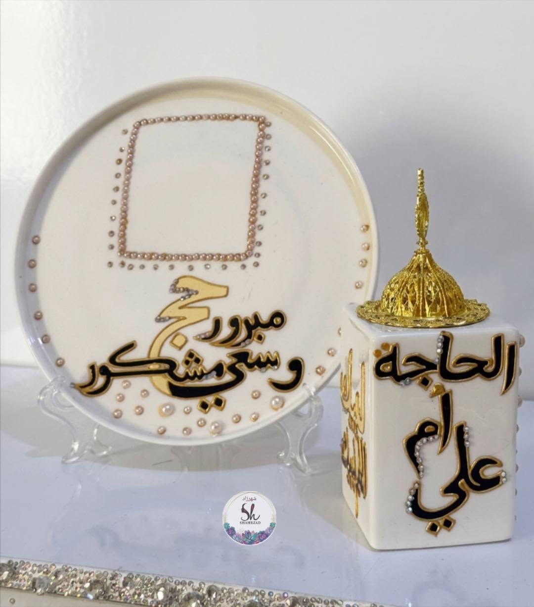 حج مبرور وسعي مشكور الحاجه ام علي💜
الشغل حسب طلب الزبونه خط ورسم يدوي على الفرفوري مع الؤلؤ والستراس الناعم💜


**إذا كنت صاحب هذا الإعلان وتريد حذفه لأي سبب، رجاءا أرسل رسالة إلى الدعم الفني**