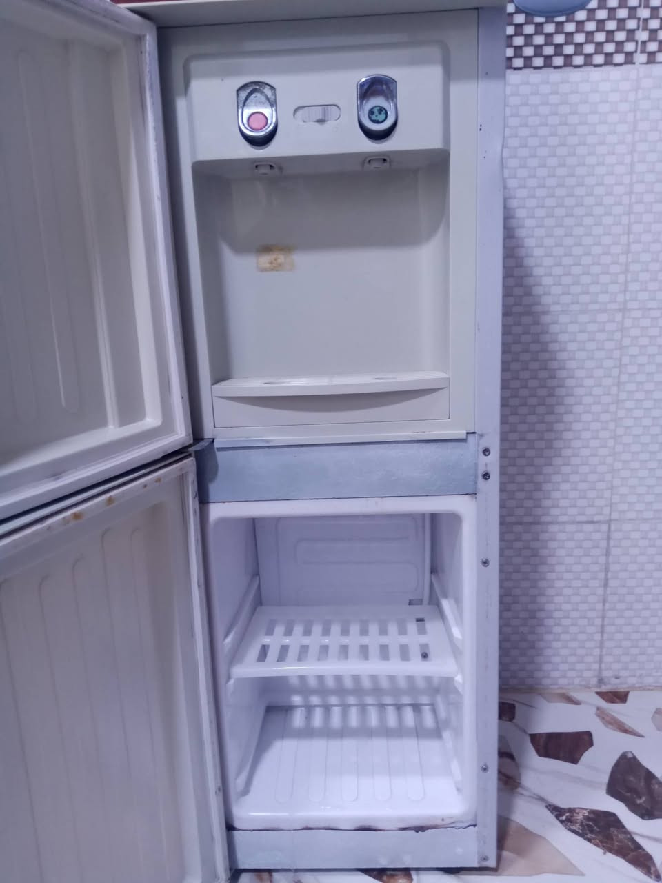 سلام عليكم براد البيع  نضيف ميه بل ميه كل عيب مابيه شرط الشقل ول سعر 65 ول مكان كركوك حي العسكري شركت طارق وتواصل والستفسار على هاذه الرقم خاص ماكو ***********
