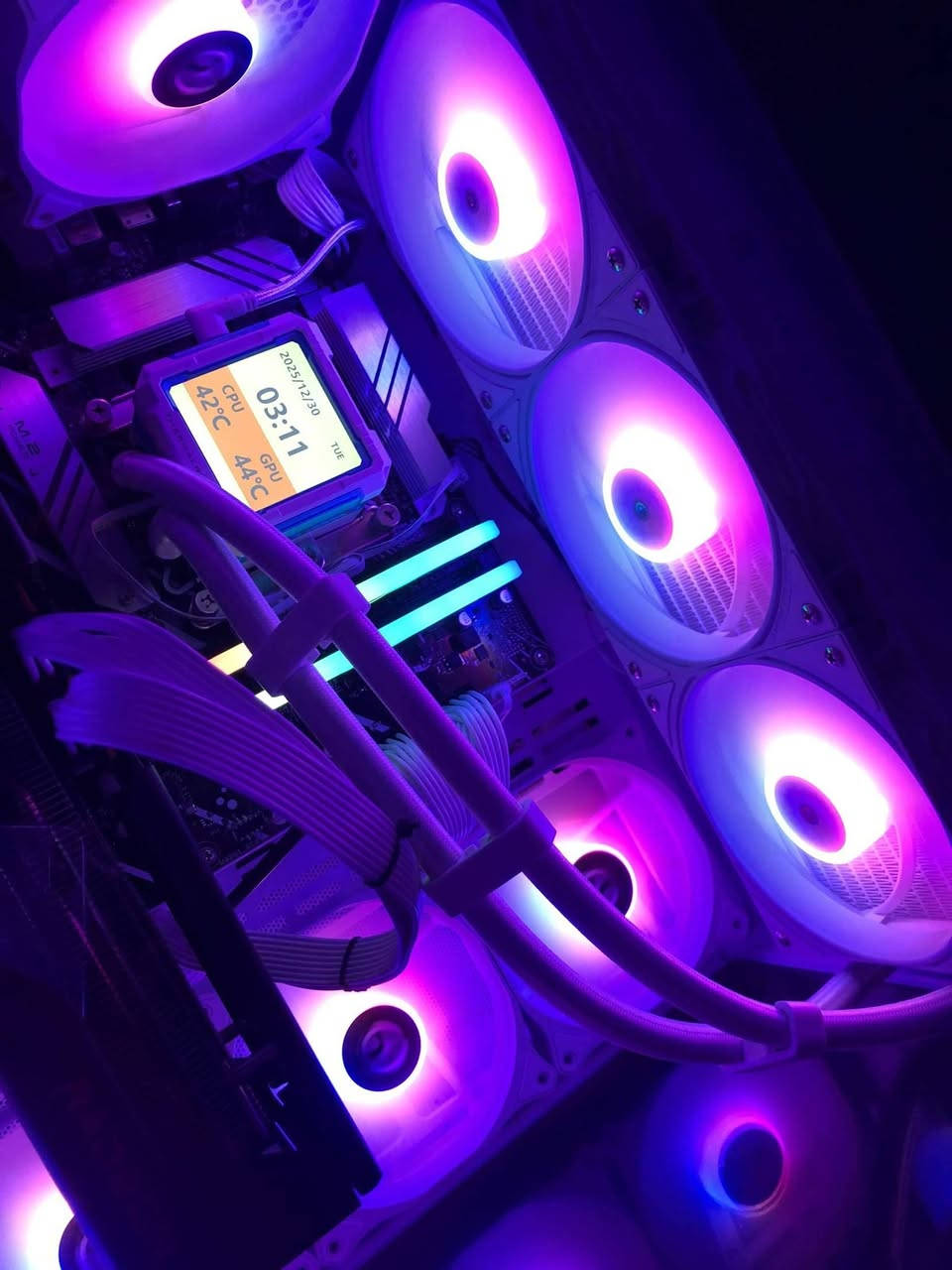 ✅❤️INTEL CORE i9-14900K TRY EDITION

1

✅❤️VGA RX 9070 XT 16GB SAPPHIRE PULSE 3FAN-

1

✅❤️RAM LEXAR 32G KIT (16X2)6800MHZ DDR5 RGB

1

✅❤️B760 ASUS PRIME PLUS DDR5 - NEW EDI✓

1

✅❤️PEGASUS NV970 - 2TB GEN 4 7400/S

1

THERMALRIGHT FROZEN WARFRAME PRO 360MM ✅❤️LIQUID COOLER WHITE TL-P12W-S

1

✅❤️PSU Thermalright TR-KG 850 850W, 80 Plus Gold FULLY MDLR-ATX3.1-WHITE

1

✅❤️MNTOB MN-3000WH TOKYO WHITE 7FAN ARGB

1

MSI MAG 275QPF X30 27INCH 2K 300HZ 0.5MS ✅❤️RAPID IPS HDMI 2.1

2

✅❤️THERMALRIGHT PC FAN KIT* 3 ARGB TL-M12QX3

1

للبيع تجميعه جديده فقط انشدت استخدام يوم واحد فقط 

للشراي فقط منشوري مكاني بغداد اي استفسار اتصل ع رقمي  ***********

السعر 3.900  .ثلاثة ملين وتسعميه
