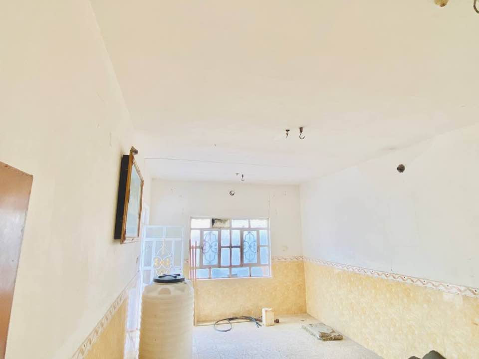 السلام عليكم 
دار 160 متر للايجار يحتوي على غرفتين او صاله او مطبخ وستقبال او صحيات البيت حلو او نضيف بي طارمه جبيره المطبخ يحتوي على كاونتر يبقه بل بيت 
العنوان شارع المطار القديم خلف مدرسه القصواء
***********
