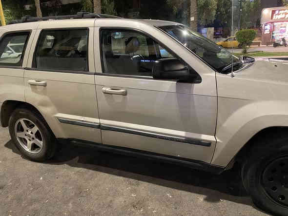 السلام عليكم 
جيب كراند شيروكي 
سنه التصنيع 2009
حجم المحرك 4700Cc
موصفات فول 1/1 
شاشه بلاد تدفئه مقاعد 
مقاعد كهرباء الثنين السايق والي بصفه 
منفذ شحن 12 واط داخل السياره وخارج السيره بل هوك 
السياره ناشر السونار مالتها 
السياره صدرها تعبان +تبريد بي ضعف 
مكينه+كير خير من الله شرط الفحص 
مكان السياره بغداد شارع حيفا
السعر 100 ورقة $$
*********** 
اسف عل اطاله ارجو من اخواني شراي اتصل وتشلع عيوني وعودات كاذبه عيب مع احترامي للجميع
