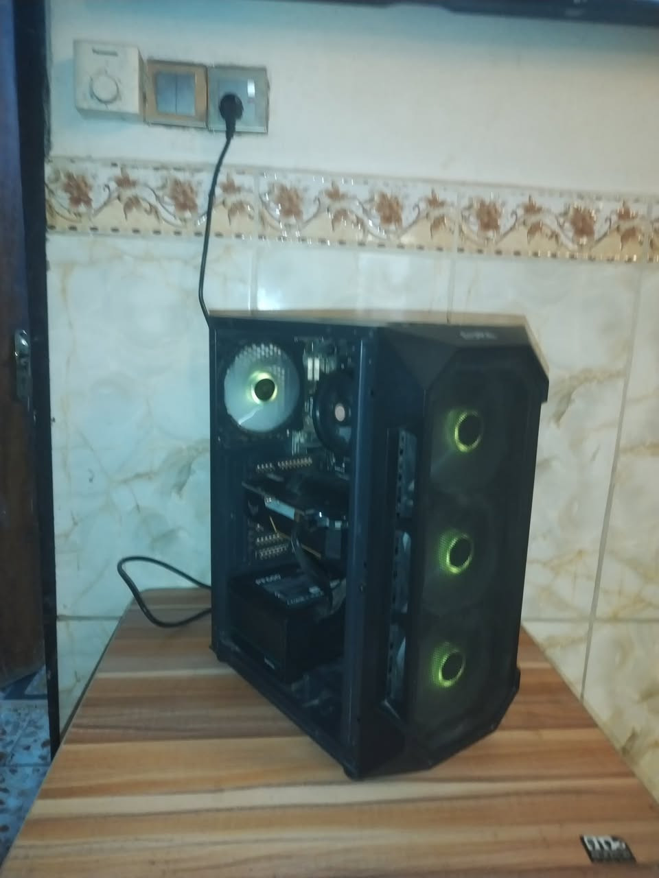 السلام عليكم pc للبيع المواصفات بالصورة والملحقات هم بالصور للبيع فقط مكاني بغداد البياع ..قيم 
مبلغ بالنشر للتواصل الاتصال مع صاحب الحاسبة 
0781 071 7873
