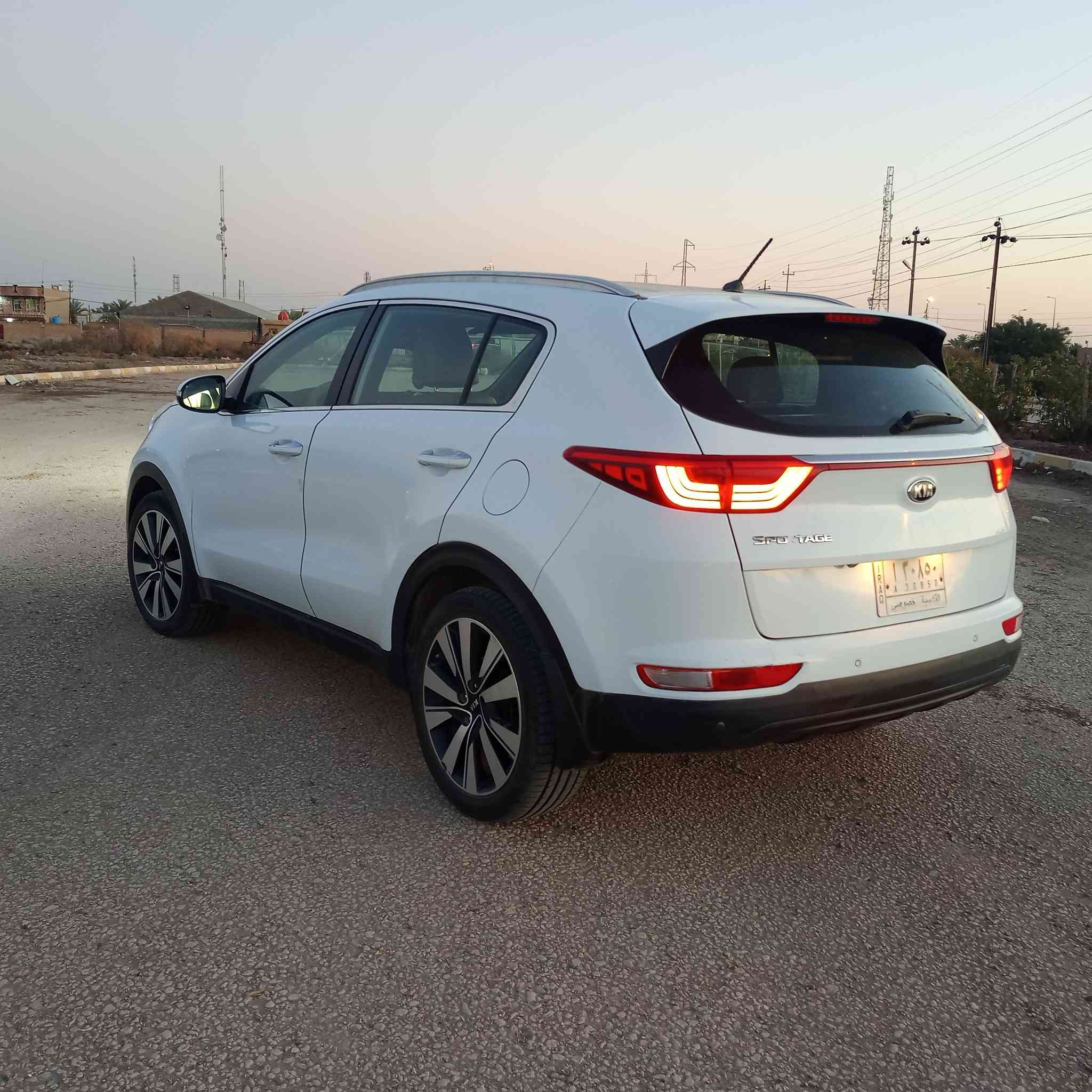 السلام عليكم ورحمة الله وبركاته  اخوان سياره اسبورتج 2016 شكل جديد السياره كفاله عامه فقط حالوب بالقماره وما مبينه كير مكينه حداديه كله وضع شركه مكينه 2000دوش فول موصفات عدا البصمه وال فتحه ماشيه 125 حقيقي رقم قادسيه مداور ثاني يوم السعر 171 وبيه مجال الطيبين مكاني بابل  رقم الهاتف ‏‪***********‬‏
