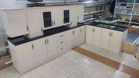 كاونتر المنيوم ابواب خشب. السعر مليون 400الف ( hdf) 3امتار الكاونتر و 3امتار الملحق وسنك متر ونص كامل مرمر وتوصيل لحد البغداد مجاني  راسلني عالاواتساب ***********جديد العنوان اربيل
