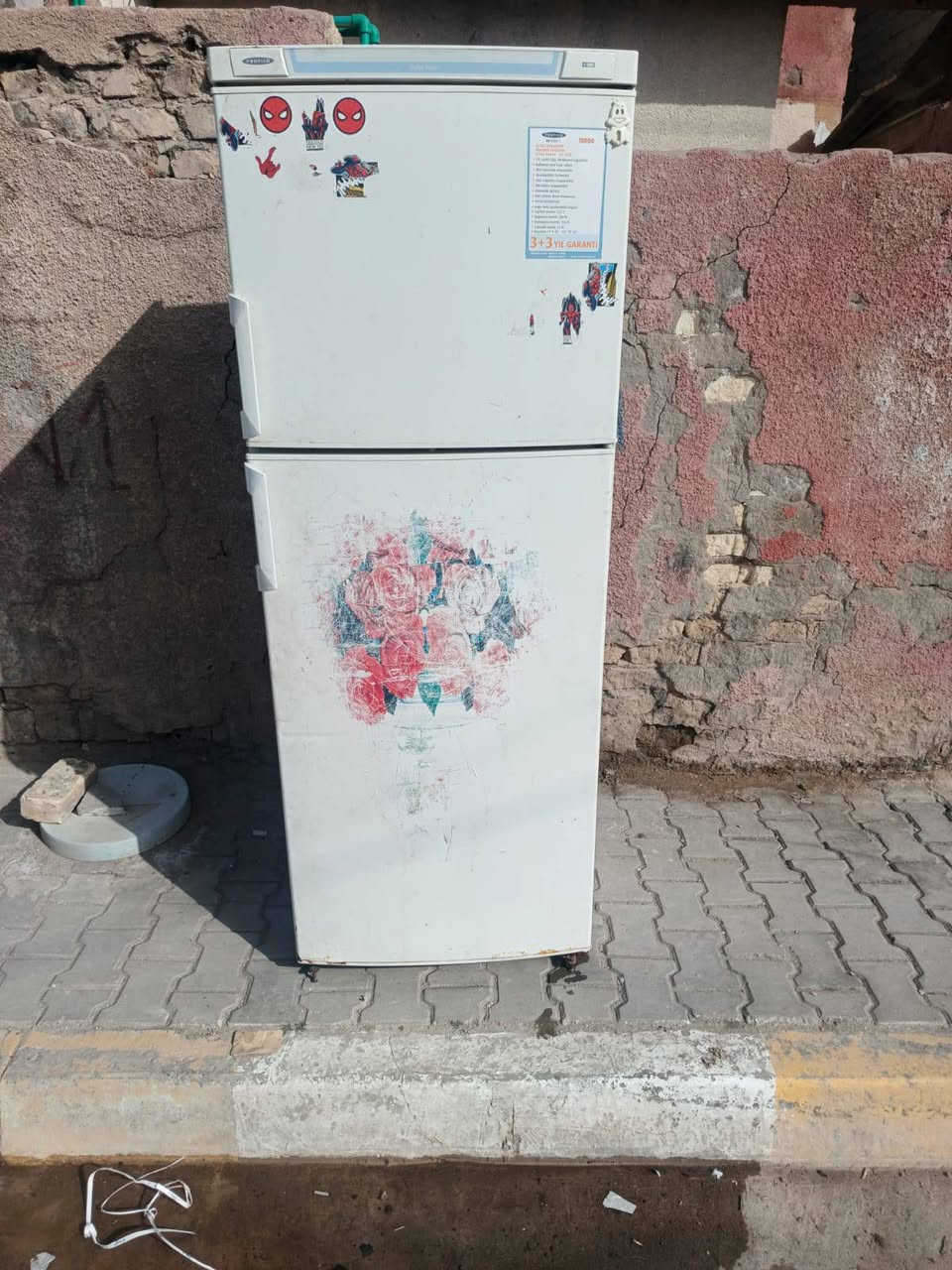 السلام عليكم ثلاجه شغاله خير من الله عالفحص بـ 100 وبيها مجال
***********
