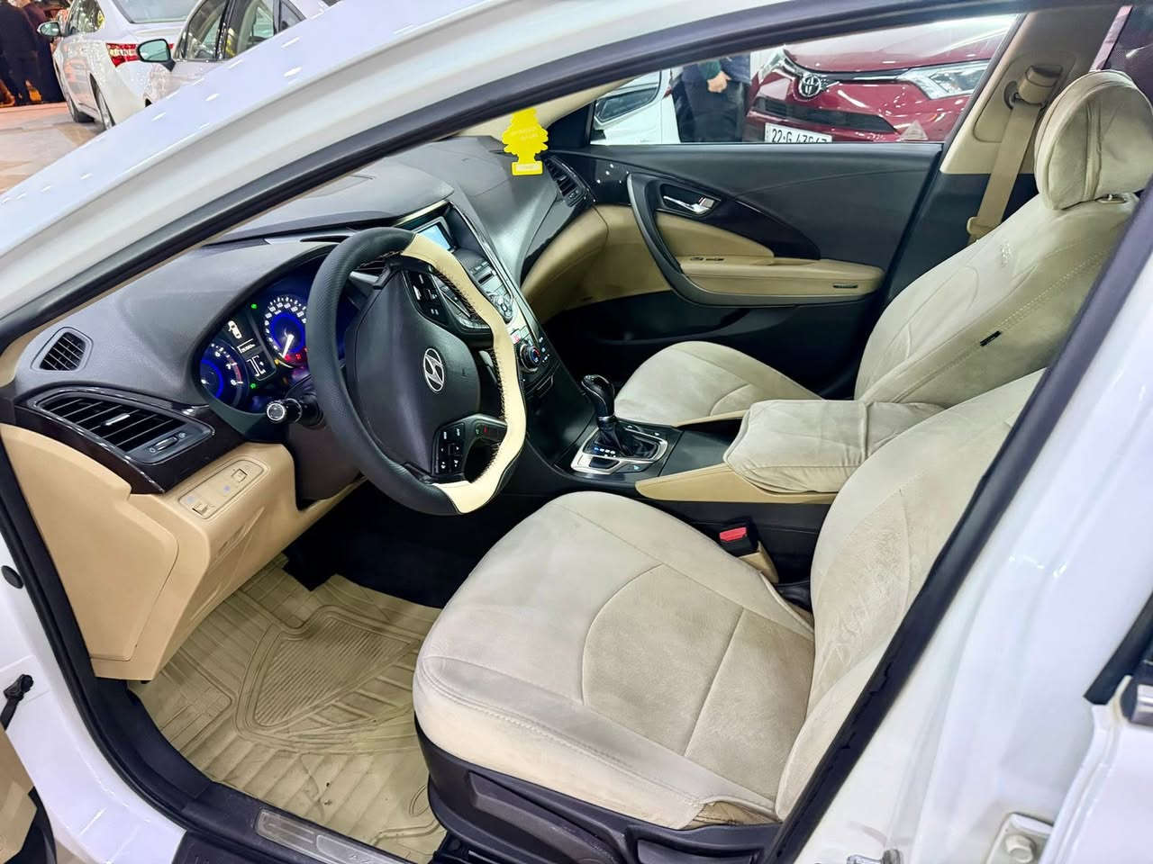 ازيرا موديل ٢٠١٥
سيارا خليجي مكينه ٦ سلندر

سيارا محرك كير بشرط

بيا بس بين بابين شوييه ضبوغ  بدون دواخل

راقام سنوي جديده

واتس اب فايبر موجوده

كورك ***********

اسيا ***********

مكان سيارا اربيل شارع ١٠٠ داخل معارض
