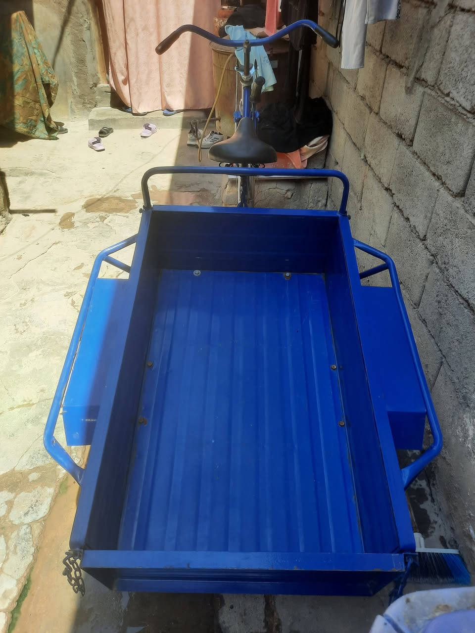 سلام عليكم بايسكل دوبه البيع جديده اكلش ما بيه مكفوله بريك فول الوان زرق مرغوب نضيفه كلش مكاني بصره كزيزه سعر 165 وبيه مجال حكك جيتك رقم ***********وتساب او خاص متواجد
