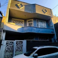 بيت للبيع المساحة ١٠٤ يحتوي على ٣ غرف نوم مطبخ وصالة وحولي البيت طابقي...