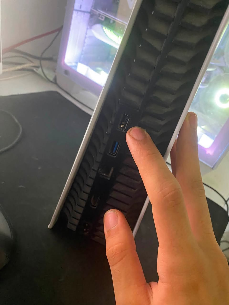 بلي فايف نسخه العادية الديجيتال بيه شغله وحده فقط الي هيه الـ USB الي ورة مأشر عليه ب اصبعي ميشتغل وميفرق ب الاداة مال جهاز و تجي وياه يده احترافيه اليدة لوحدها ب 150 وبيه العاب حلوة GTA 5 وبيه فيفا 22 و 25 اكتب سعرك عجبني ابيع تواصل خاص هنا او واتساب ***********
