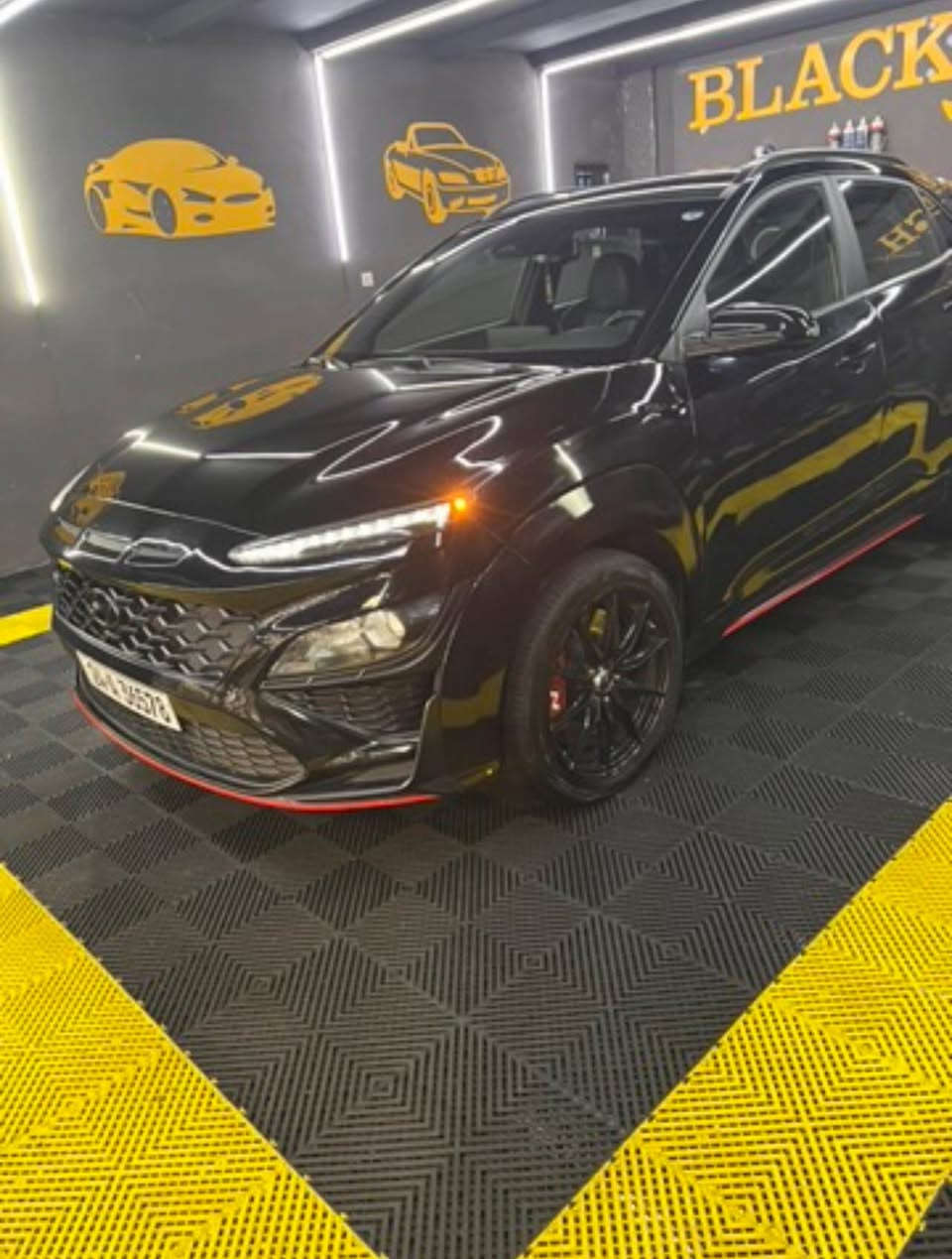 ***********
سلام عليكم 
لعشاق سيارات سبورتيه والشباب و منافسات 
السياره  هيونداي كونا N لمتتد فول فول🔥🔥  
موديل 2022
حجم المكينه 20 توربو  
سياره مرقمه دهوك  كلشي جيديد  السنويه  جديد حتي 2029 ماكو فلس تصرف بيها كلشي علي وضع شركه 
سرعه كيج سياره 300km في ساعه 
منافس جارجر جالنجر و كولف  الي يريد راح ادز الها صوت كزوز كلش قوي مال شركه 
ماشيه 32الف كيلومتر اخ زيرو 🔥
اسياره كلش نظيفه 
الكشنات جلد وقماش وحضن و علامه Nسبورتيه موجوده  كل مكان 🔥
حجر بيئه بلادي  موجود🔥
الكير 8درجات🔥 
3كيرات اوتوماتيك وعادي و تبترونيك 🔥
شفتات سباق موجود 🔥
رادار امامي جانبي  ورادارات بلادي علي وضع شركه🔥 
تشغيل عن بعد  شغال 🔥
كشنات تدفئه🔥
4وضعيات قياده 🔥
نورمال يكو سبورت وثلج 🔥❄️
سبورت پلاص  يعني الدكمه الي ب يمين اسمها N  اذا تدوس عليها  سياره كلها يبدل علي نظام سبورت حتي توربو وصوت سياره باك فاير بدون نار و السياره يصير ثقيل و حتي تكدر تتحكم بشاشه تبدل بستنات و صوت ساره و دبلات و ثقل ستيرن 😉👌
زر NGS 🔥🔥🔥نفس الفراري و لامبور كيني اذا تدوس عليها راح يزيد ١٠ احصنه من 280  راح يكون 290 حصان خلال 20ثانيه فقط 🔥🔥🔥
مانع انزلاق 🔥
تحديد مسار مع ستيرن لا يطلع من مسار 🔥
مانع انصدام 🔥
تشغيل و ابواب بصمه 🔥
كشن السايق كهربائي من كل جهات 🔥
تنبيه ترافيك 🔥🫡
ابل  بلي و اندرويد بلي 🔥
سماعات هرمون كاردن رهيب 🔥
شاحن وايرلس 🔥
3مداخل USB🔥
ضرر شوي جملخ امامي مبين بلصوره و باب سايق السياره نضيفه للغد ماتصرف عليها ولا دولار  
سعر بلاش 153ورقه و شوي مجال ماكو هذا سعر بالعراق كلها
رقمي موجود و اني مو متواجد علي فيس رجاء اشلع عيوني اذا مو شرايي لا تتصلي بي مكاني ب دهوك
*********** دهوك, العراق
