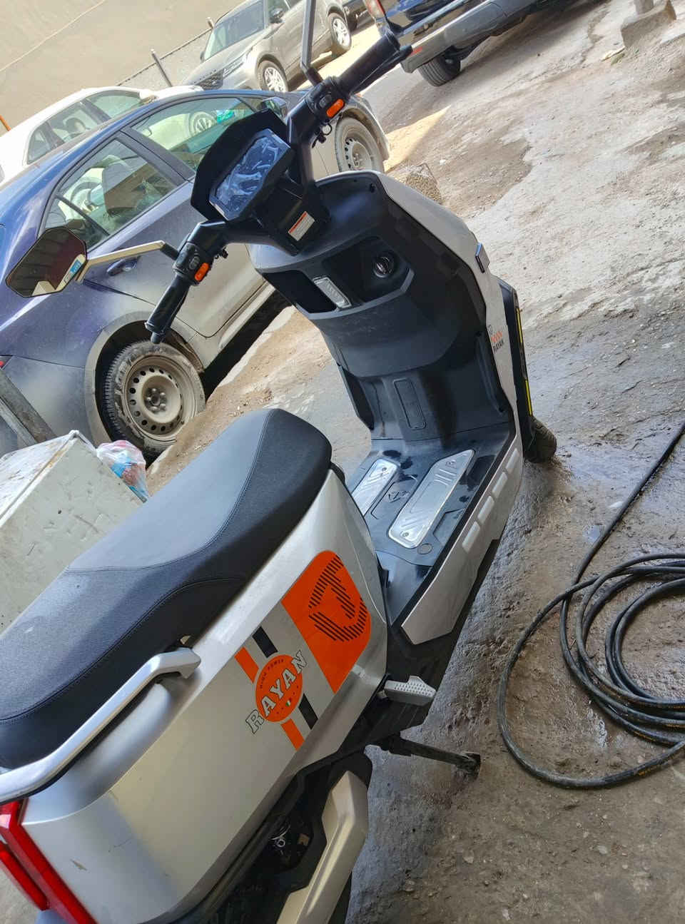 دراجة ريان (RAYAN) الغنية عن التعريف، الملقبة بـ "وحش الكون"، معروضة للبيع. الدراجة بحالة ممتازة وجاهزة للاستخدام الفوري.
أهم المواصفات والمميزات:
المحرك: قوة المحرك [ 2000 واط]، تسارع ممتاز جداً.
البطارية: نظام [72 فولت]، استجابة سريعة وشحن يدوم لفترة طويلة.
السرعة القصوى: تصل إلى [70-75] كم/ساعة (حسب الحمل والظروف).
الإضاءة: نظام LED مزدوج مع عدسات قوية جداً للقيادة الليلية.
الإضافات: شاشة ديجيتال متطورة، نظام إنذار ضد السرقة، تشغيل عن بُعد (ريموت).
المرفقات:
الشاحن الأصلي.
المفاتيح والريموتات الأصلية.
السعر المطلوب: [925 ] (قابل للتفاوض البسيط للجادين).
المكان: [كراده داخل او الدوره حي دجله].
للتواصل: [*********** ]. بغداد, العراق
