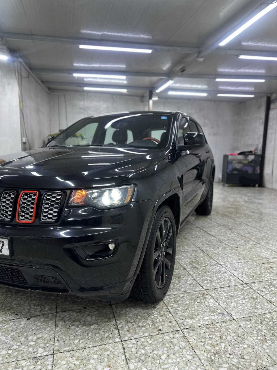 السلام عليكم 
جيب بلاك توب 
الموديل 2019 
عداد المسافة 113.000 كيلو وقابل للزيادة 
مواصفات السيارة 
فتحة 
باب خلفي كهرباء 
المقاعد كهرباء + تدفئة كشن + تدفئة ستيرن 
وباقي التفاصيل معروفة بالجيب بدون ذكرهن 

حادث السيارة من امريكا
 دعامية خلفية + ربع الباب الخلفي صاير بي صبغ من جهة اليمين 

وهنا صار بيه طخات بصفحة اليمنه بالجاملغ الامامي على حطته رصعة على حطته وبالجاملغ الخلفي كذلك رصعة على حطته وبالبابين صار بيهم صبغ من جوه 

السيارة فقط ايرباك بردة طاك بيه اثر الحادث الخلفي بجم كبس مملعوب بي وصور الحادث منشورة كذلك 

للاستفسار هذا رقم تلفوني 
***********
***********
