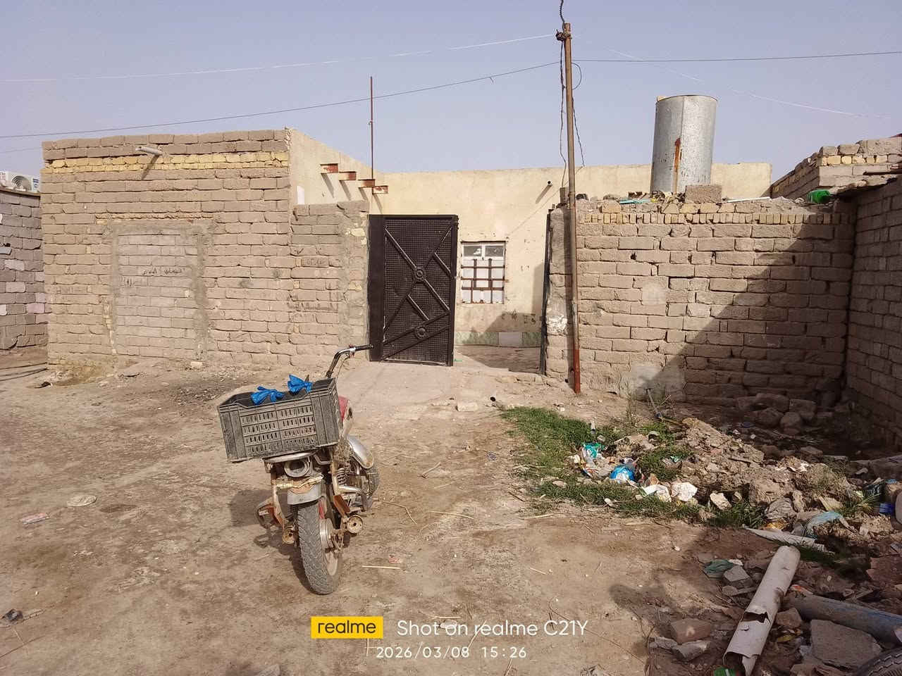 بيت تجاوز التظحيه شارع العياده الاستداره الاخيره عليسره غرفه وصاله استقبال مطبخ وصحيات مساحته 120متر سعره 7مليون الاستفسار علرقم ***********
