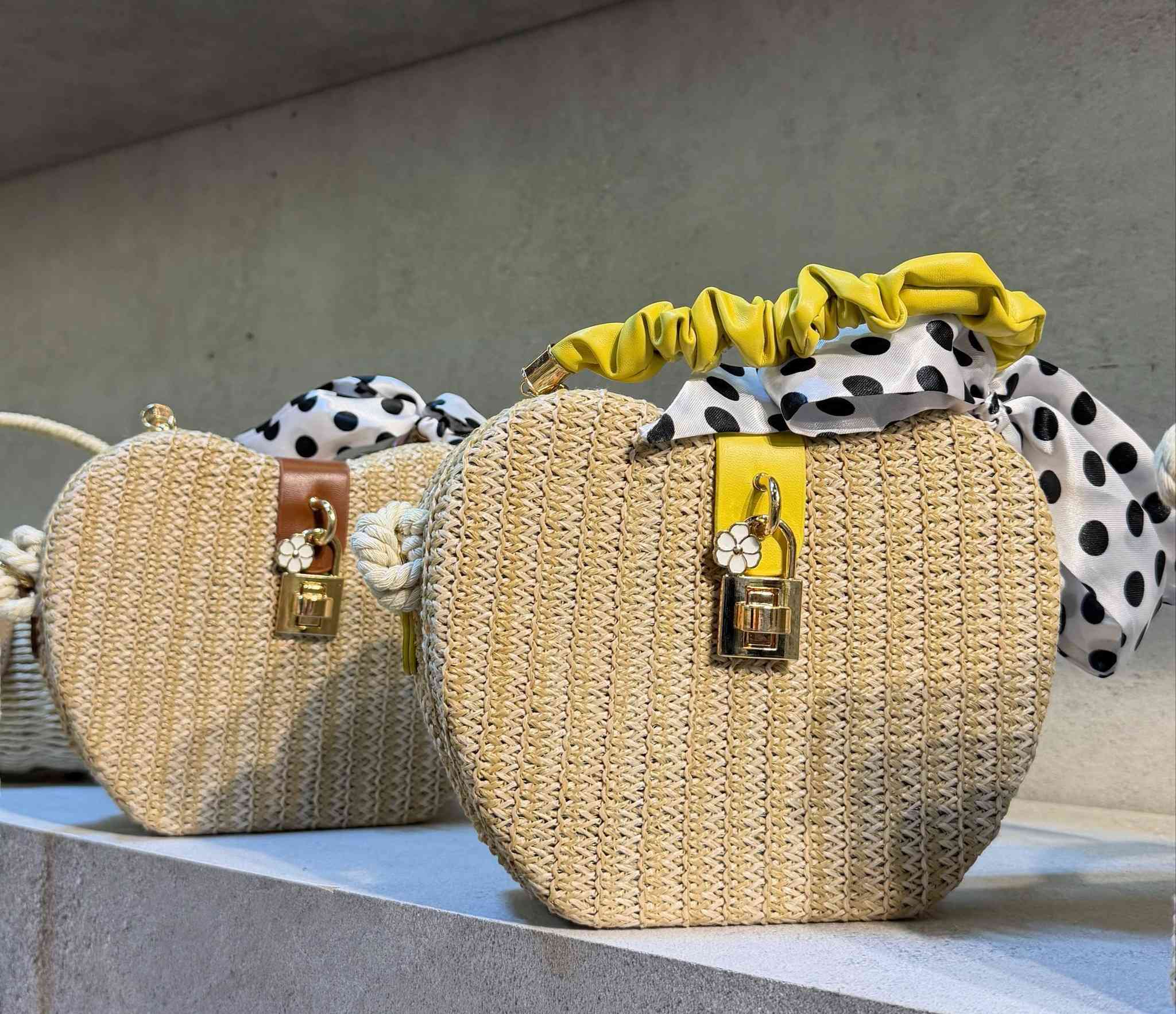 ((يتوفر جملة ومفرد))

وصلت تشكيلة حقائب الخوص الجديدة

جودة عالية وتصاميم عصرية تناسب كل الأذواق.

اطلبي الآن وتميزي بإطلالة صيفية أنيقة

 متوفر خدمة توصيل إلى جميع المحافظات العراق خلال يوم واحد يوصلكم🚕🔥🔥


**إذا كنت صاحب هذا الإعلان وتريد حذفه لأي سبب، رجاءا أرسل رسالة إلى الدعم الفني**