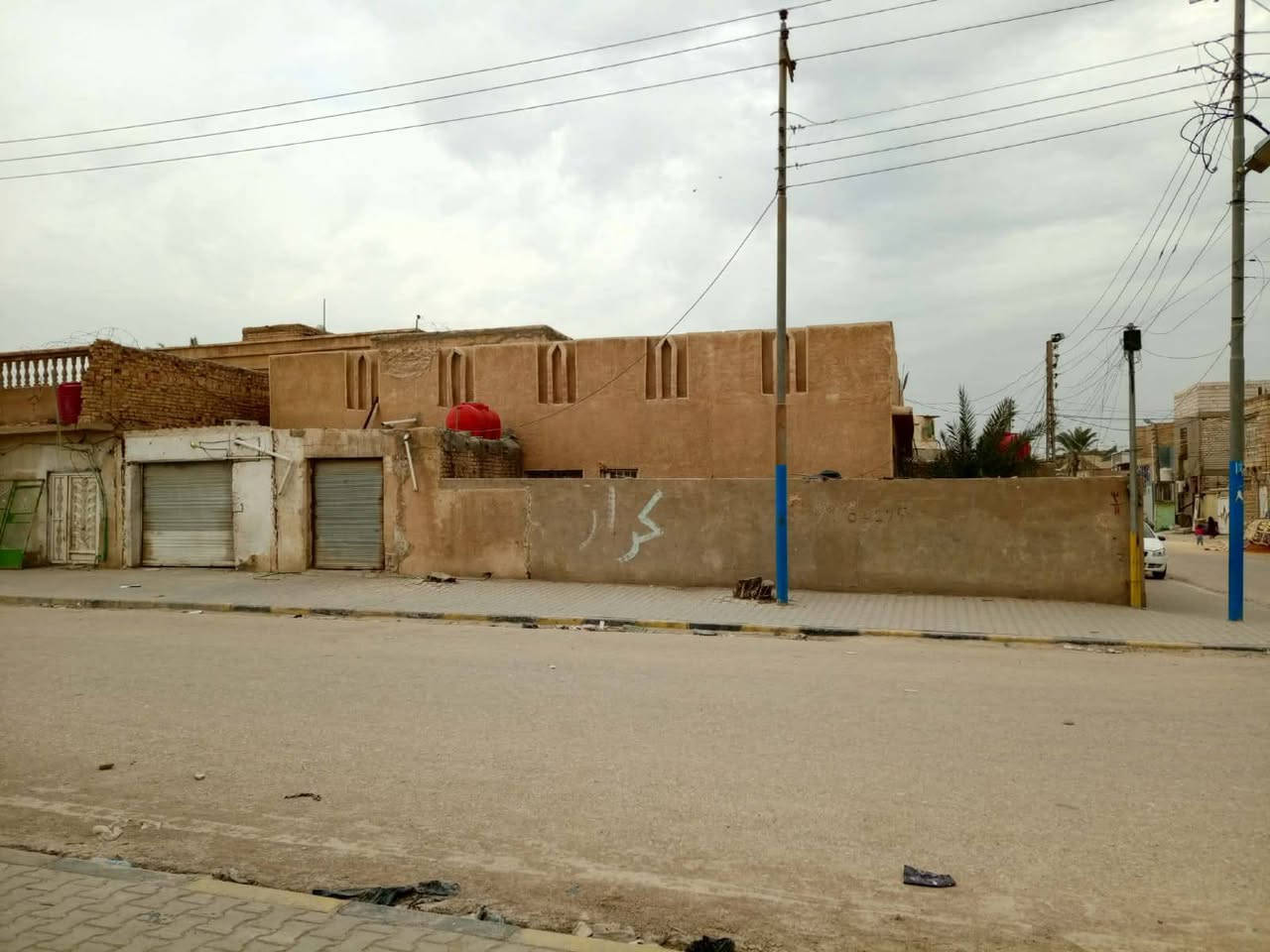 موقع حي عسكري مدار 3000
ركن ع ساحه مساحه 318 متر 
موقع مميز 
يحتوي علة غرفتين وصاله وحديقه واستقبال وصحيات خارجيه وداخليه و 
مطبخ  يحتوي علة محلات 2 
موقع مدرسه 6 كانون و ثانويه الكرار 
ركن ع ساحه 
تفاصيل تواصل مع رقم***********
