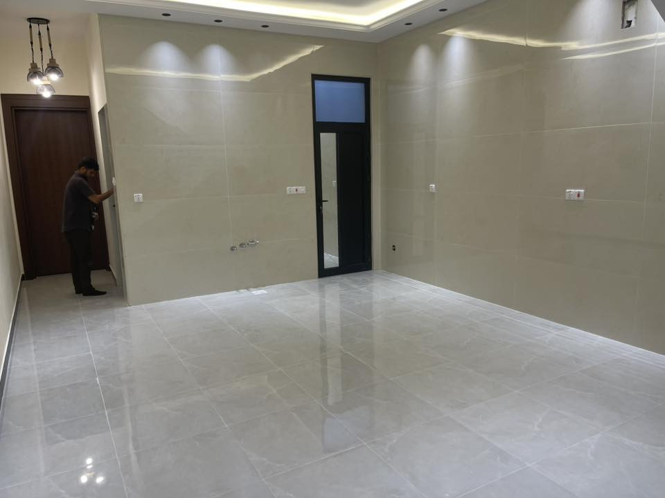 السلام عليكم 
دارين تون
المساحة ١٠٠ متر 
الغزالية الهياكل العمداء٣ فرع قرب الشارع العام الرئيسي 
الواجهه ٥ النزال٢٠ بناء حديث من الاساس 
٤ نوم ٢ حمام صالة ومطبخ 
الواجهه بورسلاين حراري وابواب حديثة وبديل الخشب من شركة المشكور 
الجدران بورسلاين سعودي
الابواب الخارجية والداخلية من شركة اسوار مع ضمان ٥ سنوات وتر بروف 
الكهربائيات من شركة اوك ستار وشركة liparضمان الانارة ٥ سنوات والكهرباء٢٠ سنة 
الالمنيوم تركي من شركة الضياء للالمنيوم والكاونترات  مع الضمان ٥ سنوات 
تاسيس كاميرات مع النت مع الغاز مع عمل جزامة 
الاسطح مادة عازلة مع الشتايكر 
الاصباغ الداخلية مادة عازلة ضد التعفن والرطوبة من شركة جوتن الديكورات الداخلية من عمل ( لمسة فن للاصباغ والديكور ) كادر سامر الراوي مع عمل الجبسم بورد للحولي الداخلي والصالة والحمام 

الصحيات دفن الدوش والغربي وعمل الحمامات الواح  ضمان من شركة سراي في الشرق الاوسط 
لايوجد اي اظلع مشتركة بين البيتين مع ربط خارجي الماء والكهرباء وخط المولد 
تنظيف الدار من شركة ألفا الدولية للتنظيف الموقعي مع عمل مواد تعقيم خاصة 
اسف ع الاطالة 
السعر المطلوب ٢٩٥ مليون مع مجال بسيط 

ابونوح
***********
