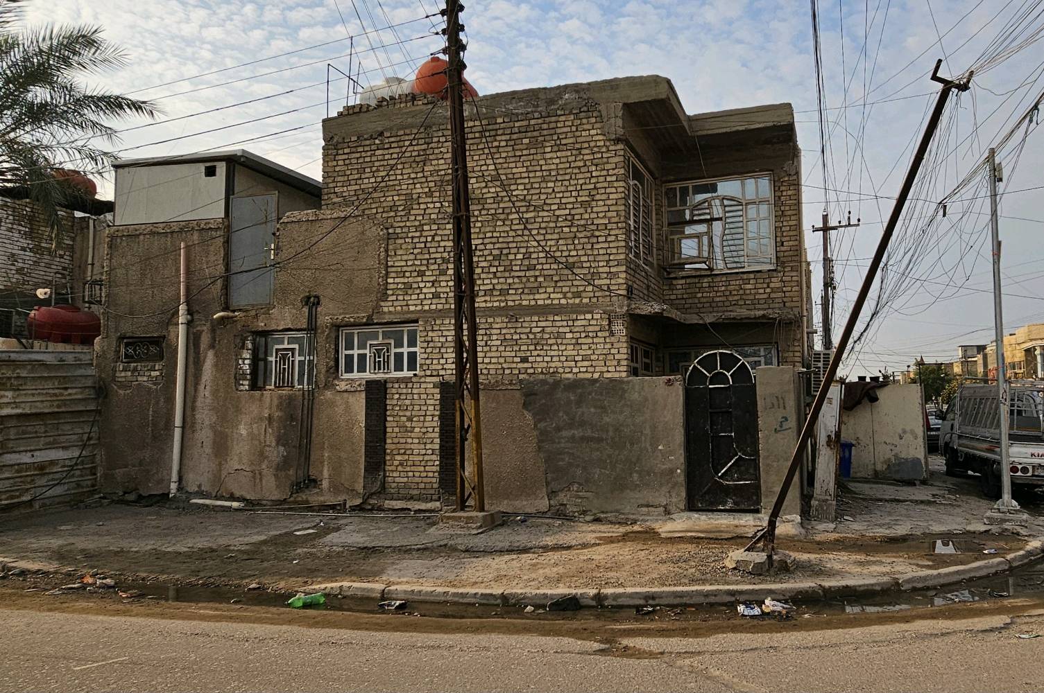 السلام عليكم
بيت ركن للبيع بمنطقة حي اور يم مدرسة بحر العرب قريب على جامع عمار بن ياسر
مساحة البيت: 75 متر
الواجهة 12.5
النزال 6
الطابق الاول غرفة وصالة ومطبخ وصحيات
الطابق الثاني غرفة وحولي والسطح بي سندويش مخزن وتواليت
البيت بناءه متوسط جاهز للسكن
السعر 160 مليون وبي مجال
للاستفسار اكثر واتساب
***********
