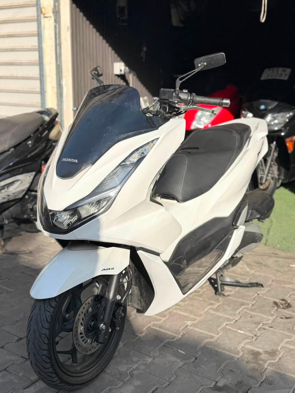 سلام عليكم 
تحيه طيبه 
للبيع فقط 
Pcx
جيل الرابع 
ياباني 
مرقمه واسط رقمين نكليزي تحويل هنا في بغداد 
وشرط التحويل باسم المشتري 
دراجه مكفوله كفاله عامه وجدبده 
وشرط الفحص 
حجم محرك 160 
بصمه وحده 
وكتلوكات بالصندوق 
اخذ جديد ورأسك بارد 
للاستفسار 
***********
كريم الربيعي 
بغداد فضوه عرب فرع الجامع 
🧿

