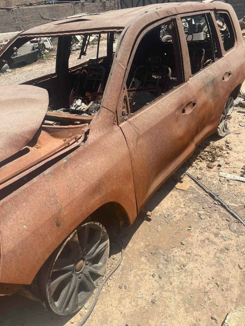 سلام عليكم للبيع لاندكروز محتركه  رقم سليمانيه ارقام وسنويه موجودات وتحويل مباشر مكان السياره بغدادموديل 2018للاستفسار ***********
