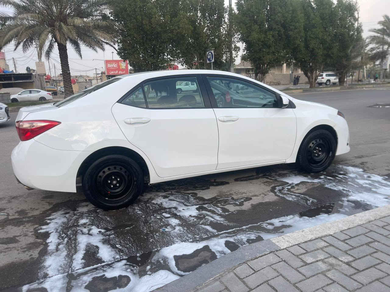 السلام عليكم
كورلا وارد أمريكي موديل 18 
ماشيه 170 
السياره بيه ثلاث قطع  جاملغ امامي وباب سايق وجّهت السايق ضربته صطحيه  بجم كبس  ودوسه بيه صبغ فقط. والباقي كفاله عامه كير مكينه تبريد شرط 
سياره باسمي تحويل ثاني يوم  رقم نكليزي. شرط تحويل. 
السعر ب 135.  مكان البصره شط العرب. ***********
