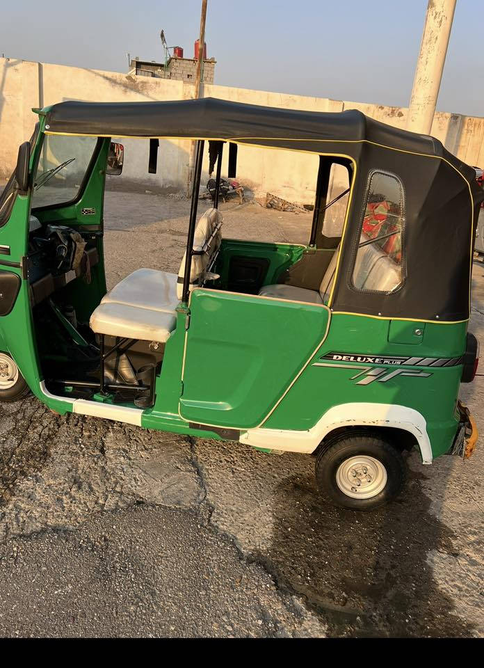 سلام عليكم تكتك مديل 22 رقم وسنويه  رقم انكليزي مكينه كفاله عامه البدي شوف العين السعر 7 و300 وبيها مجال قليل الهاتف ***********بي بس واتساب الشريحه واكفه
