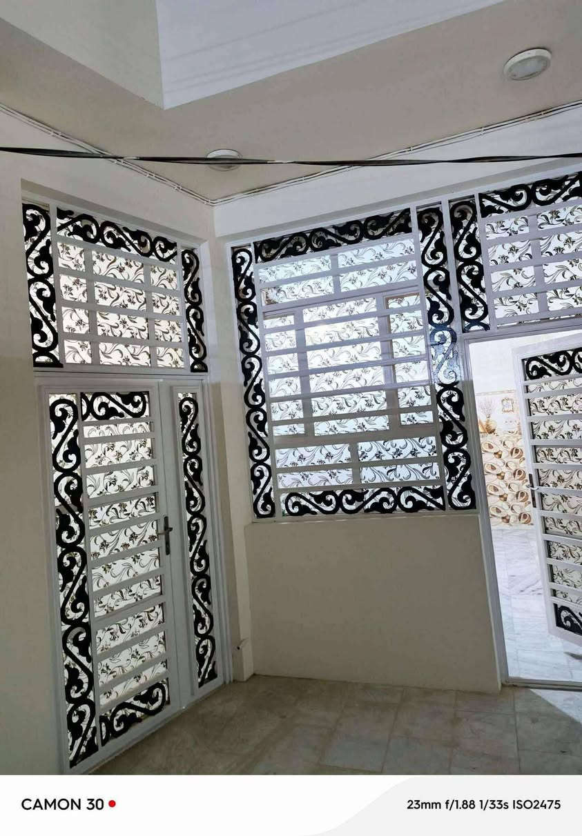 بسم الله الرحمن الرحيم 
#ملاحضه (الدار فارغ)
دار للبيع بناء جديد في حي #المكرمه قرب شارع #المزرعه 
منطقة ل 13 الف #الذهبيه
#المساحه 130م (طابقين)
يحتوي على غرفه نوم عدد ٣ صالتين استقبال مطبخ صحيات داخليه وخارجيه عدد ٣ 
بناء جناي صب اساس وسقف 
للستفسار مراجعه عقارات ابو مصطفى العبودي 
حي المكرمه شارع الطاقه بجانب مطعم سيد سعد 
***********
***********
