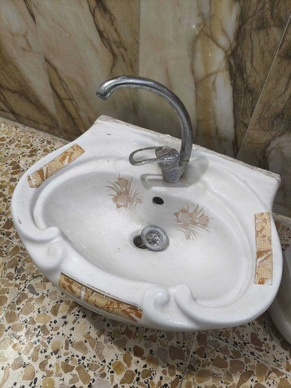 السلام عليكم مغسله ..مستعمله.. للبيع مابيهه كسر هيه والحنفيه السعر {25.قفل} مكاني بغداد سبع ابكار اذا مو شراي لتعبني للأستفسار خاص او أتصل عله الرقم ***********
