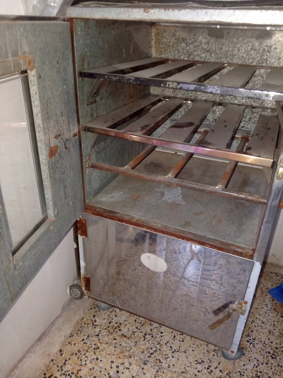 متاح للبيع فرن غاز نضيف ومبرده 2ونص سعر الفرن اب 75الف والمبرده اب 70الف مكاني موصل اليسر حي التاميم التواصل عل رقم ***********
