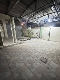 القدس خلف دجاج مازي • ٢٠٠م • مشتمل ارضي